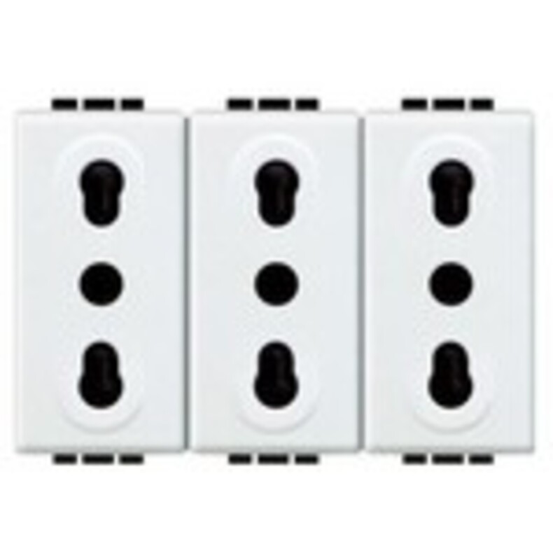 Блок из трёх розеток 3*2К+3, 10/16 А, 250 В~, расстояние между центрами отверстий 19 мм и 26 мм, 3 модуля. Цвет Белый. Bticino LIVINGLIGHT. N4180/3