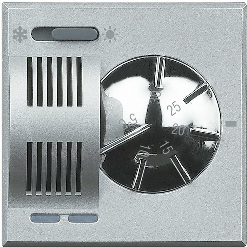 Электронный комнатный термостат со встроенным переключателем режимов «лето/зима», релейный выход с контактом C-NO, 2 А, 250 В~, питание 230 В~, 2 модуля. Цвет Алюминий. Bticino AXOLUTE. HC4442