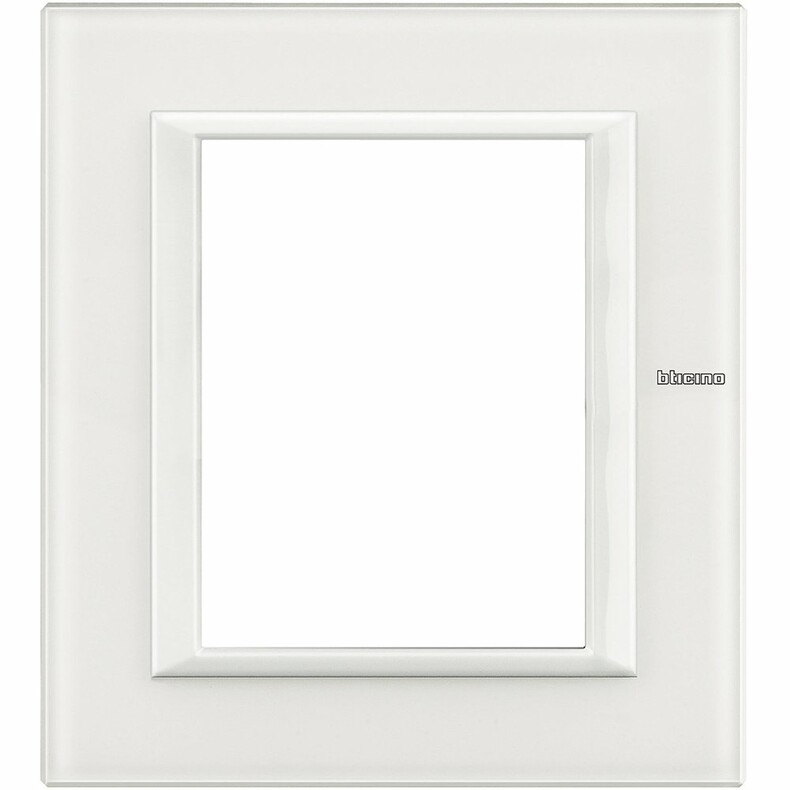 Рамка 1 пост, прямоугольная форма. СТЕКЛО. Цвет Белое стекло. Итальянский стандарт, 3+3 модуля. Bticino AXOLUTE. HA4826VBB