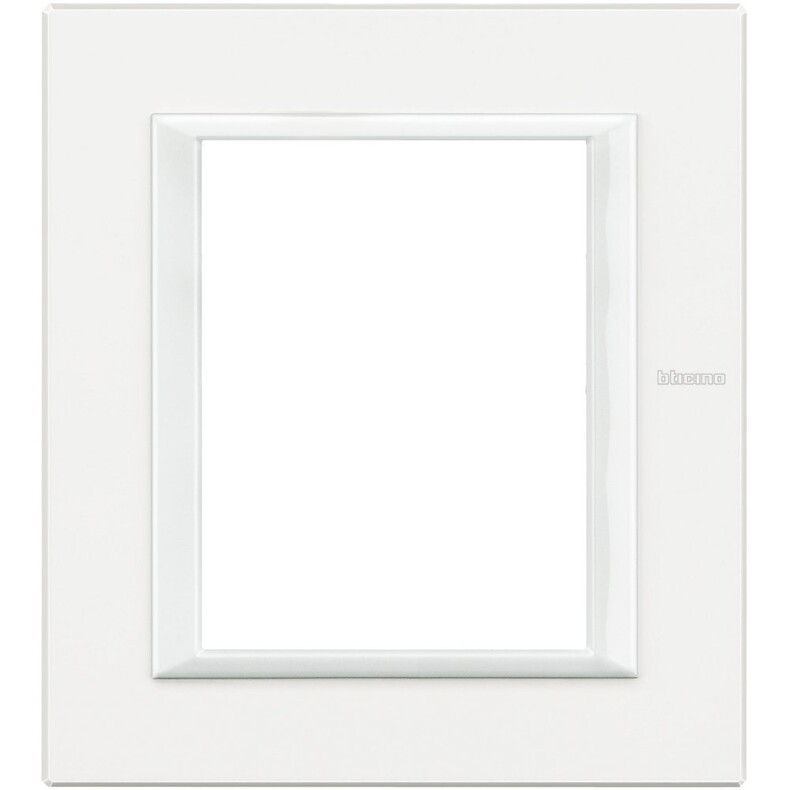 Рамка 1 пост, прямоугольная форма. МОНОХРОМ. Цвет AXOLUTE Белый. Итальянский стандарт, 3+3 модуля. Bticino AXOLUTE. HA4826HD